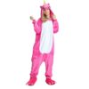Une femme porte un pyjama licorne rose avec une capuche et des pieds en forme de pattes de licorne.