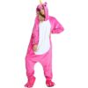 Une femme porte un pyjama licorne rose avec une capuche et des pieds en forme de pattes de licorne.