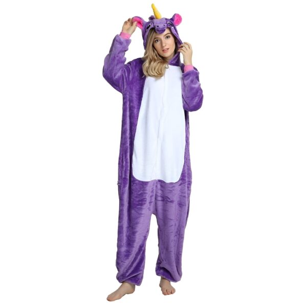 combinaison-licorne-femme-violette-1a.jpg Une femme porte un pyjama licorne violet avec une capuche. Elle a les cheveux blonds et les yeux bleus. Elle est pieds nus et se tient debout dans une position décontractée.