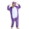 combinaison-licorne-femme-violette-2a.jpg Une femme porte un pyjama licorne violet avec une capuche. Elle a les bras levés et sourit.