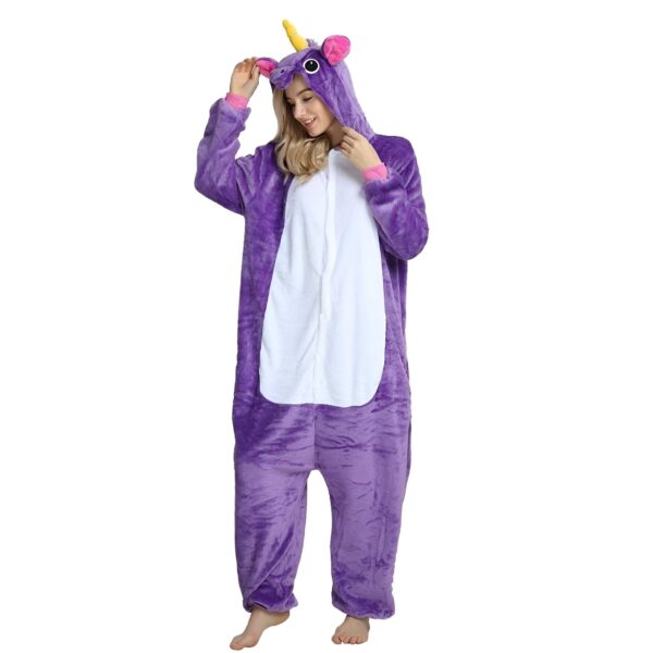 combinaison-licorne-femme-violette-3a.jpg Une femme porte un pyjama licorne violet avec une capuche. La combinaison est ouverte sur le devant et l'on peut voir qu'elle porte un legging blanc. Elle a les cheveux blonds et les yeux bleus. Elle est pieds nus.
