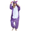 combinaison-licorne-femme-violette-4a.jpg Une femme porte un pyjama licorne violet avec une capuche. Le pyjama a une fermeture éclair sur le devant et des poches sur les côtés. La femme est debout et sourit.