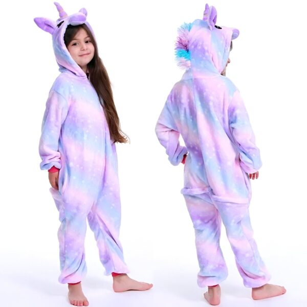 combinaison-licorne-fille-couleur-pastel-1a.jpg Une combinaison pyjama licorne rose et violet avec une capuche et des étoiles.