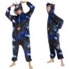 combinaison-licorne-galaxie-noir-1a.jpg Une femme porte une combinaison pyjama licorne bleue avec une capuche. La combinaison est imprimée de galaxies et d'étoiles.