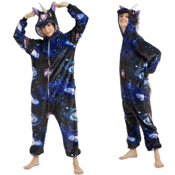 combinaison-licorne-galaxie-noir-1a.jpg Une femme porte une combinaison pyjama licorne bleue avec une capuche. La combinaison est imprimée de galaxies et d'étoiles.