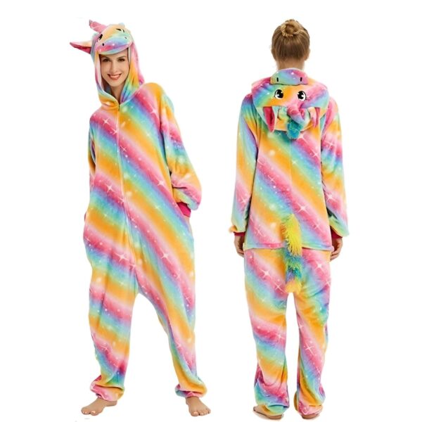 combinaison-licorne-magique-adulte-1a.jpg Une femme porte une combinaison pyjama licorne arc-en-ciel avec une capuche et une queue de cheval. La combinaison est rose, jaune, verte, bleue et violette avec des étoiles blanches.