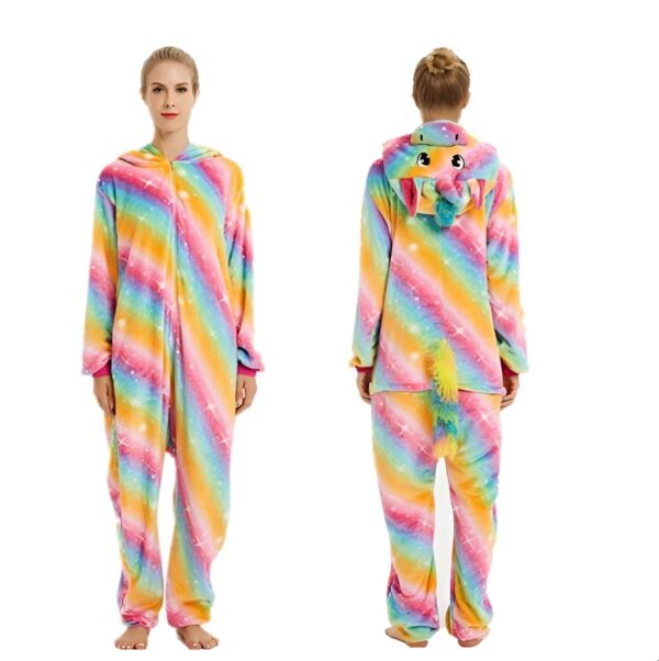 Une femme porte une combinaison pyjama licorne arc-en-ciel avec une capuche et une queue de cheval. La combinaison est rose, jaune, verte, bleue et violette avec des étoiles blanches. La femme est debout, dos à la caméra.