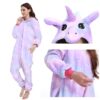 combinaison-licorne-pyjama-femme-1a.jpg Combinaison pyjama licorne en peluche violette et rose avec capuche et étoiles.