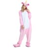 combinaison-licorne-rose-femme-1a-1.jpg Une femme porte un pyjama licorne rose avec une capuche et des pieds en forme de pattes de licorne.