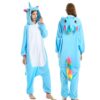 combinaison-pyjama-kigurumi-licorne-bleue-1a.jpg Photo d'une personne portant un pyjama bleu en forme de licorne avec une capuche, vue de face et de dos. Le pyjama est doux et confortable, parfait pour se détendre à la maison., 45501977690367,45501977723135,45501977755903,45501977788671,45501977821439,45501977854207,45501977886975,45501977919743 | Licorne Shop