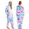 Deux femmes portant un pyjama combinaison éléphant rose et bleu avec des étoiles blanches. Une femme est de face, l'autre de dos. Les combinaisons ont une capuche avec des oreilles et une trompe d'éléphant., 45502368022783,45502368055551,45502368088319,45502368121087,45502368153855,45502368186623,45502368219391,45502368252159 | Licorne Shop
