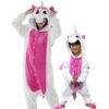 Deux personnes portant des pyjamas licorne blancs et roses. Une femme adulte lève les mains sur sa tête et une petite fille se tient à côté d'elle. Les deux pyjamas sont en polaire douce et ont des cornes et des oreilles de licorne sur la capuche., 45502396727551,45502396760319,45502396793087,45502396825855,45502396858623,45502396891391,45502396924159,45502396956927 | Licorne Shop