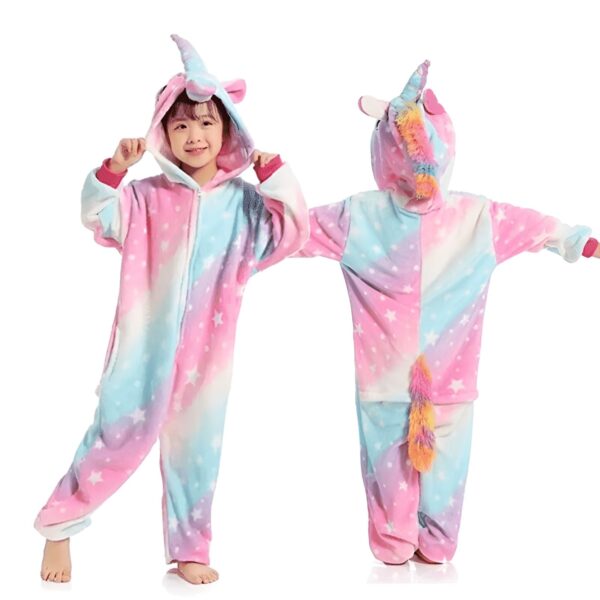 combinaison-pyjama-licorne-douce-pour-fille-1a-1.jpg Deux enfants portant des pyjamas chauds en forme de licorne arc-en-ciel avec une capuche et une queue. Vêtements confortables pour enfants, doux et colorés, parfaits pour une nuit douillette ou une fête costumée., 45501996368127,45501996400895,45501996433663,45501996466431,45501996499199,45501996531967,45501996564735,45501996597503 | Licorne Shop