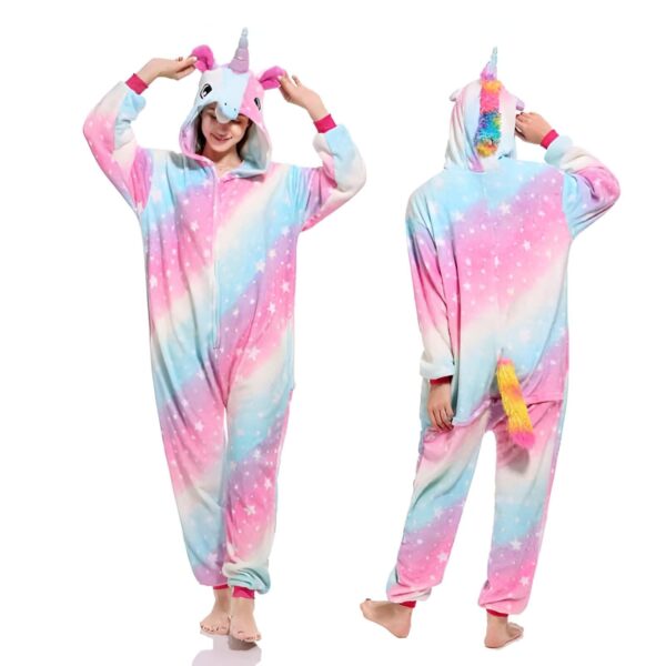 combinaison-pyjama-licorne-etoiles-1a.jpg Personnes portant des pyjamas d'onesie licorne de couleur pastel avec des étoiles. Vue de face et de dos des personnes dans les pyjamas., 45502008590591,45502008623359,45502008656127,45502008688895,45502008721663,45502008754431,45502008787199,45502008819967 | Licorne Shop