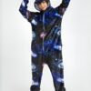 Une femme portant une combinaison pyjama intégrale en forme de licorne avec un motif de galaxie colorée. Elle sourit et pose avec ses mains au-dessus de sa tête., 45501990043903,45501990076671,45501990109439,45501990142207,45501990174975,45501990207743,45501990240511,45501990273279 | Licorne Shop