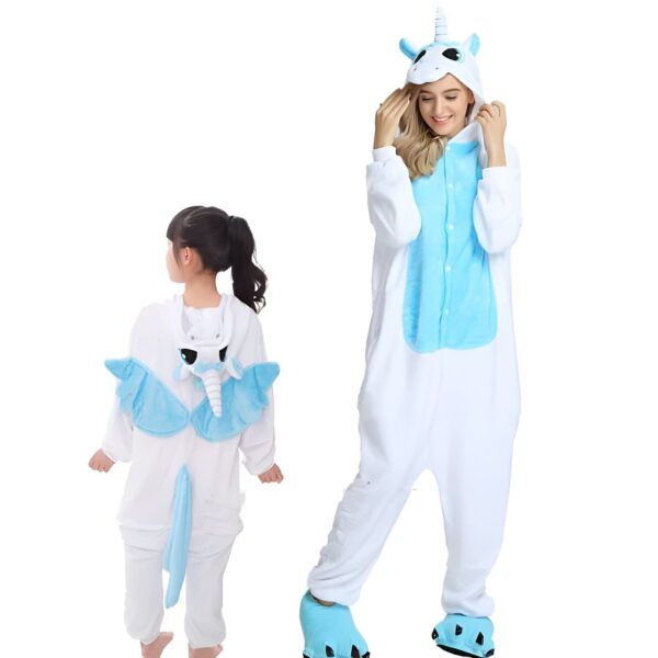 combinaison-pyjama-licorne-pour-fille-avec-footie-1a-1.jpg Image de deux personnes portant des pyjamas de licorne blanches et bleues. La femme adulte a un sourire et lève ses mains vers sa tête. L'enfant a les cheveux attachés en queue de cheval et regarde vers la gauche., 45502000693503,45502000726271,45502000759039,45502000791807,45502000824575,45502000857343,45502000890111,45502000922879 | Licorne Shop
