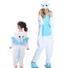 combinaison-pyjama-licorne-pour-fille-avec-footie-1a.jpg Image de deux personnes portant des pyjamas de licorne blanches et bleues. La femme adulte a un sourire et lève ses mains vers sa tête. L'enfant a les cheveux attachés en queue de cheval et regarde vers la gauche., 45502000693503,45502000726271,45502000759039,45502000791807,45502000824575,45502000857343,45502000890111,45502000922879 | Licorne Shop