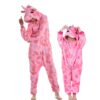 combinaisons-pyjama-licorne-assorties-pour-la-famille-1a.jpg Deux personnes portant des pyjamas licorne roses. Un adulte et un enfant posent en pyjama une pièce avec des motifs de licorne. Mode confortable et ludique., 45502360682751,45502360715519,45502360748287,45502360781055,45502360813823,45502360846591,45502360879359,45502360912127 | Licorne Shop