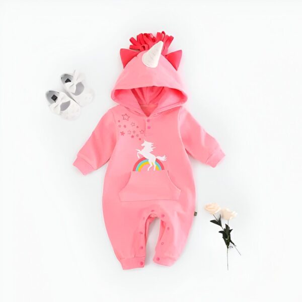 Combinaison bébé rose avec capuche et motif licorne sur un arc-en-ciel, accompagnée de petites chaussures et de fleurs blanches. Vêtement doux et adorable pour les tout-petits., 45501212131583,45501212164351,45501212197119,45501212229887,45501212262655,45501212295423,45501212328191,45501212360959 | Licorne Shop