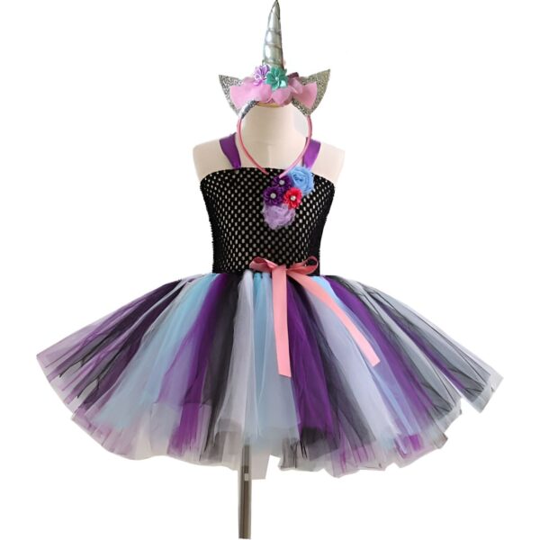 costume-licorne-feerique-pour-filles-halloween-1a-1.jpg Costume de licorne pour enfant avec tutu coloré et serre-tête orné d'une corne argentée et de fleurs. Tenue idéale pour carnaval, fêtes d'anniversaire ou déguisements. Style féérique et joyeux., 45502414553343,45502414586111,45502414618879,45502414651647,45502414684415,45502414717183,45502414749951,45502414782719 | Licorne Shop