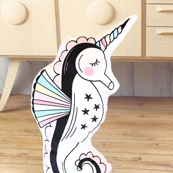 Coussin décoratif en forme d'hippocampe licorne, blanc avec des détails noirs et pastel. Design enfantin et fantaisiste, idéal pour une chambre d'enfant., 45501049831679 | Licorne Shop
