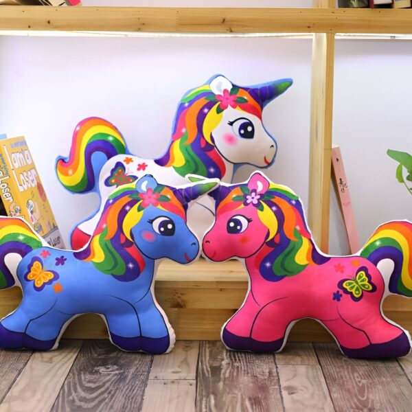 Trois adorables coussins en forme de licorne aux couleurs vives et motifs joyeux, parfaits pour décorer une chambre d'enfant. Les licornes sont bleues, roses et blanches, avec des crinières arc-en-ciel et des détails floraux., 45501049471231 | Licorne Shop