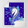 couverture-douce-licorne-bleue-pour-enfant-1a.jpg Couverture polaire avec motif d'une licorne blanche à la crinière bleue et dorée, décorée de roses bleues et d'étoiles sur fond bleu foncé. L'inscription "You are Magical" et un croissant de lune sont également présents., 45501034660095 | Licorne Shop
