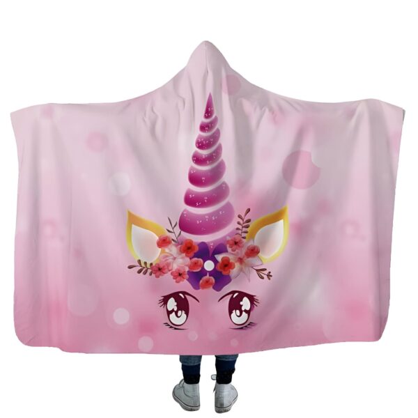 couverture-licorne-a-capuche-douce-1a.jpg Couverture à capuche rose avec motif de licorne, ornée de fleurs. Parfaite pour se détendre avec style et chaleur. Design unique et confortable., 45501078274303 | Licorne Shop