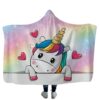 Couverture à capuche avec motif de licorne colorée, corne dorée, crinière arc-en-ciel. Des cœurs roses flottent autour de la licorne. Fond pastel avec des étoiles. Idéal pour rester au chaud avec style !, 45501034201343 | Licorne Shop
