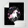 couverture-polaire-noire-licorne-arc-en-ciel-1a.jpg Couverture avec motif d'un licorne blanc dans un décor festif sur un fond noir. Arc-en-ciel, étoiles, sapins et ornements décoratifs suspendus. Douce et confortable, idéale pour les soirées cocooning., 45501078175999 | Licorne Shop