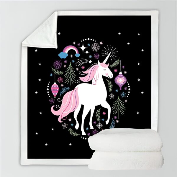 Couverture avec motif d'un licorne blanc dans un décor festif sur un fond noir. Arc-en-ciel, étoiles, sapins et ornements décoratifs suspendus. Douce et confortable, idéale pour les soirées cocooning., 45501078175999 | Licorne Shop