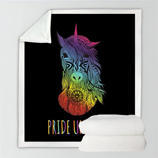 Couverture imprimée avec un motif de tête de licorne multicolore sur fond noir. L'inscription "Pride US" est également visible., 45501077913855 | Licorne Shop