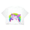 T-shirt blanc avec un dessin animé d'un licorne rose galopant au-dessus d'un arc-en-ciel. Illustration ludique, idéale pour les enfants ou les amateurs de mode fantaisiste., 45501300015359 | Licorne Shop