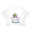 T-shirt court blanc avec un dessin de licorne ailée kawaii, corne arc-en-ciel. Idéal pour les fans de créatures imaginaires et de vêtements mignons. Style décontracté et tendance., 45501301915903 | Licorne Shop