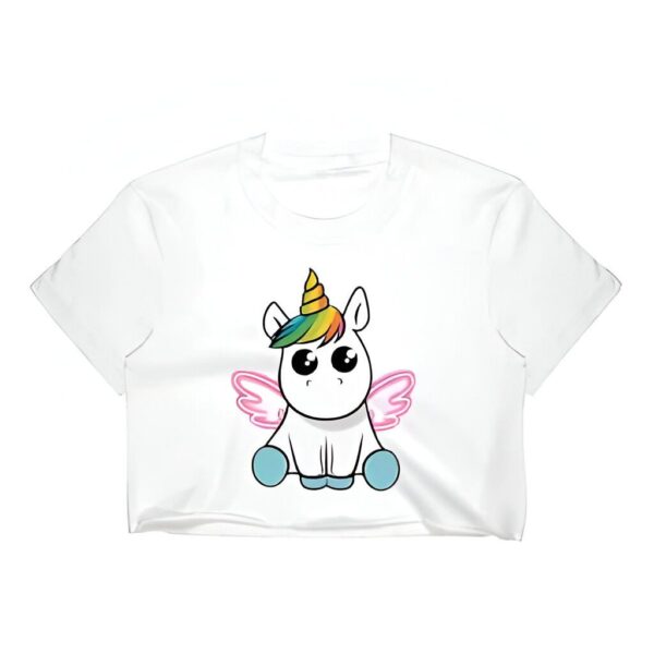 T-shirt court blanc avec un dessin de licorne ailée kawaii, corne arc-en-ciel. Idéal pour les fans de créatures imaginaires et de vêtements mignons. Style décontracté et tendance., 45501301915903 | Licorne Shop