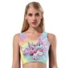 Femme blonde portant un crop top tie-dye avec des motifs de licornes mignons. Vêtement de sport tendance pour un look décontracté et fun., 45501293658367 | Licorne Shop