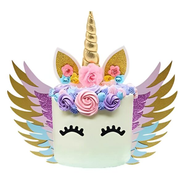 Gâteau d'anniversaire licorne décoré de fleurs et d'ailes colorées. Il a une corne dorée étincelante et des oreilles dorées. Les yeux de la licorne sont des traits noirs simples. Parfait pour une fête féerique!, 45501305815295 | Licorne Shop