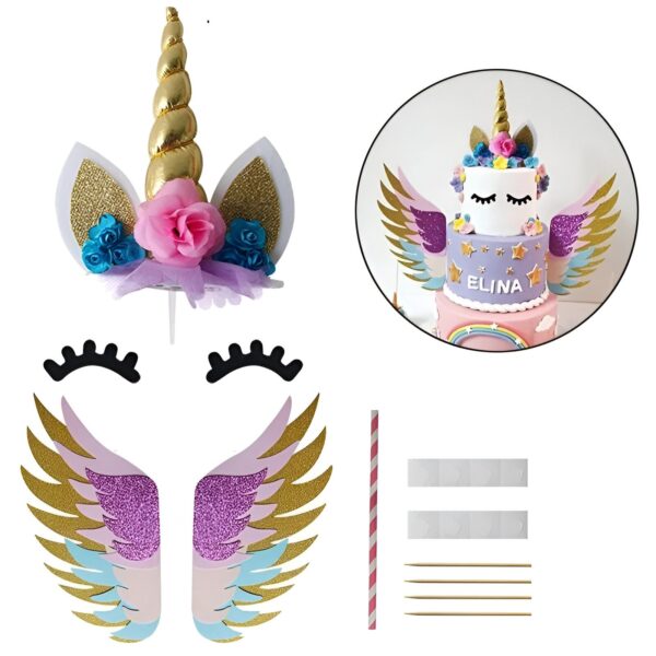 Une image de décoration de gâteau sur le thème de la licorne. Il y a une corne de licorne dorée, des oreilles de licorne roses, des ailes de licorne violettes et bleues, des yeux de licorne noirs et des cils de licorne noirs. Il y a aussi des pics à gâteau en bois et des points de colle.