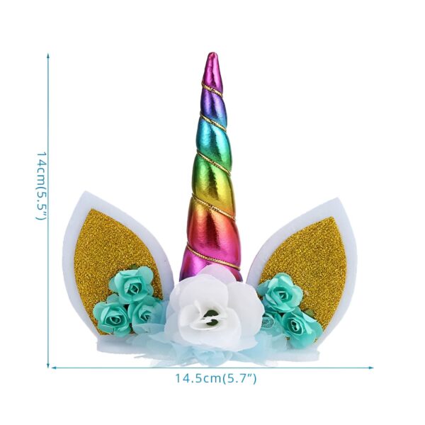 Gros plan d'un serre-tête licorne avec corne multicolore brillante, des oreilles dorées et des fleurs décoratives blanches et turquoises. Accessoire de fête féérique et magique., 45502414323967 | Licorne Shop