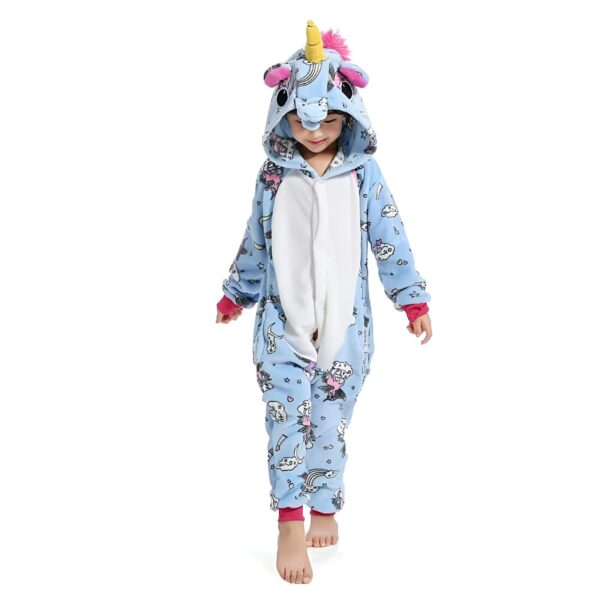 deguisement-licorne-original-pour-garcon-1a-1.jpg Une petite fille souriante, pieds nus, portant un pyjama une pièce bleu clair à capuche en forme de licorne., 45501280387327,45501280420095,45501280452863,45501280518399,45501280551167,45501280583935,45501280616703,45501280649471 | Licorne Shop