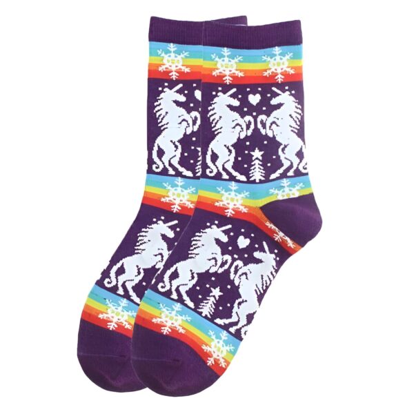 des-chaussettes-chaudes-et-douces-licorne-noel-1a.jpg Paire de chaussettes violettes avec des motifs d'unicorne blanche, des flocons de neige et un arc-en-ciel. Chaussettes fantaisie pour femme ou fille. Accessoire de mode hivernal., 45502260773119 | Licorne Shop