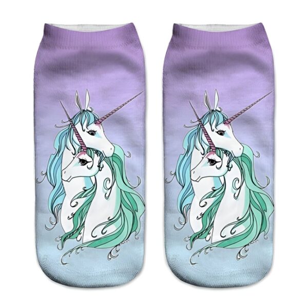 des-chaussettes-licorne-fantaisie-pour-adultes-1a.jpg Chaussettes courtes avec un motif de deux licornes blanches et bleues. Le fond des chaussettes est lilas en haut et bleu clair en bas., 45502256513279 | Licorne Shop