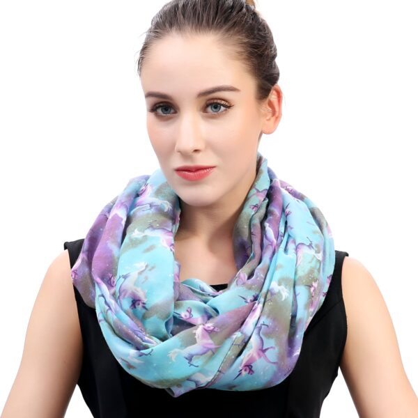 Portrait d'une femme portant un foulard infini turquoise et violet à motif licornes. Accessoire de mode original et coloré., 45502094016767 | Licorne Shop