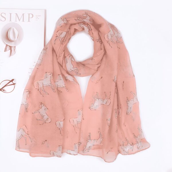 echarpe-douce-orange-motif-licorne-1a.jpg Écharpe rose pâle avec motif de chevaux, lunettes de vue et chapeau d'été. Accessoire de mode féminin et élégant. Idée cadeau pour femme, foulard imprimé original., 45502332633343 | Licorne Shop