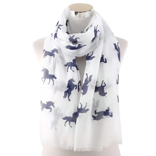 echarpe-fantaisie-imprime-licornes-1a.jpg Écharpe blanche légère avec motif d'unicorne bleu marine, enroulée autour d'un mannequin. Accessoire de mode original et féérique., 45502337286399 | Licorne Shop