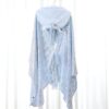 Cape pour enfant bleu clair avec capuche ornée d'un visage de renard et des détails argentés, design queue de sirène. Tricot ajouré à motif écailles. Idéal pour se déguiser ou se réchauffer avec style., 45502093132031 | Licorne Shop