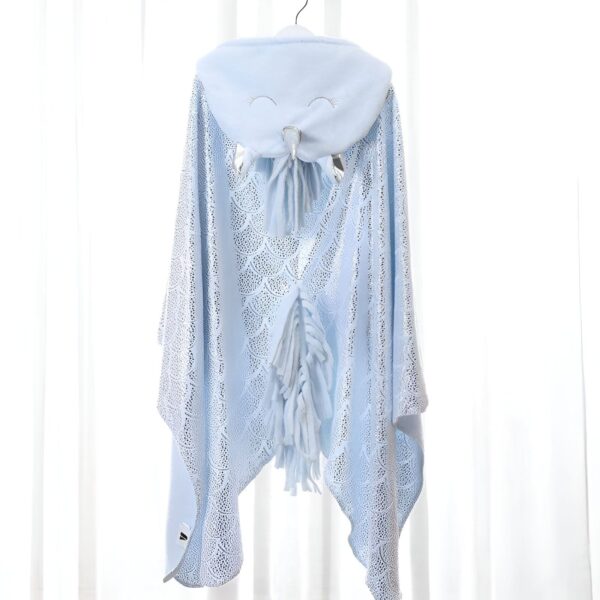 Cape pour enfant bleu clair avec capuche ornée d'un visage de renard et des détails argentés, design queue de sirène. Tricot ajouré à motif écailles. Idéal pour se déguiser ou se réchauffer avec style., 45502093132031 | Licorne Shop