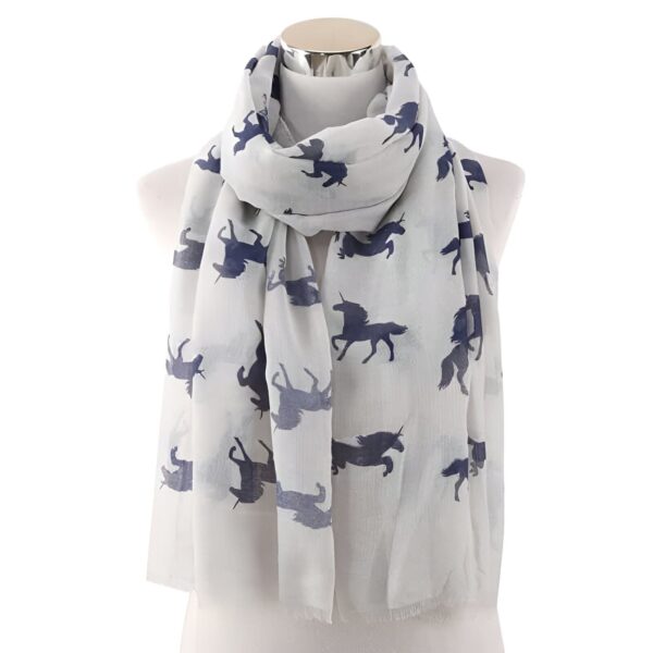 Écharpe blanche avec des motifs de licornes bleues. L'écharpe est drapée sur un mannequin blanc, mettant en valeur son design élégant., 45502079631615 | Licorne Shop