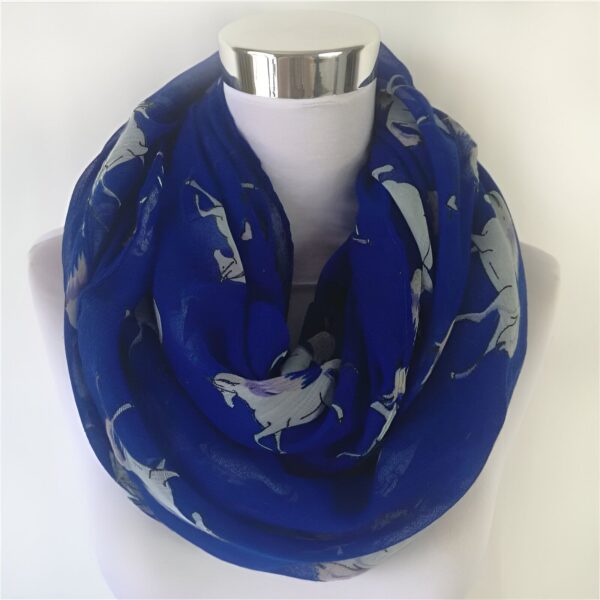 echarpe-licorne-en-laine-douce-du-royaume-uni-1a.jpg Écharpe tube bleu électrique avec motif de chevaux gris, enroulée autour d'un mannequin blanc. Accessoire de mode, style tendance, écharpe infinie., 45502094311679 | Licorne Shop