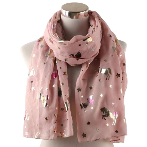 Écharpe rose pâle avec motifs de licornes et d'étoiles argentées et dorées, drapée sur un mannequin. Accessoire de mode féminin., 45502339743999 | Licorne Shop